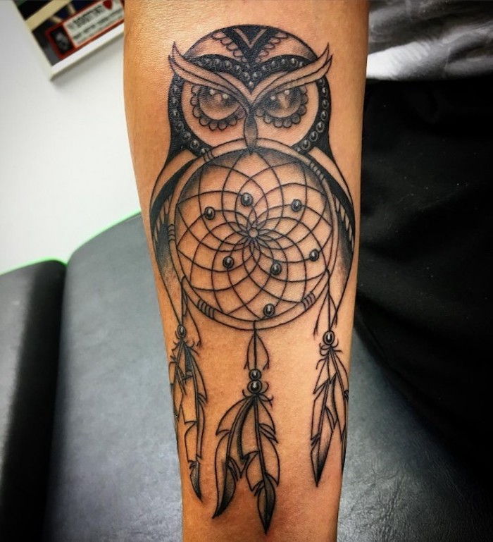 tetovanie horné rameno, vysnívaný sen so sovou na ruke
