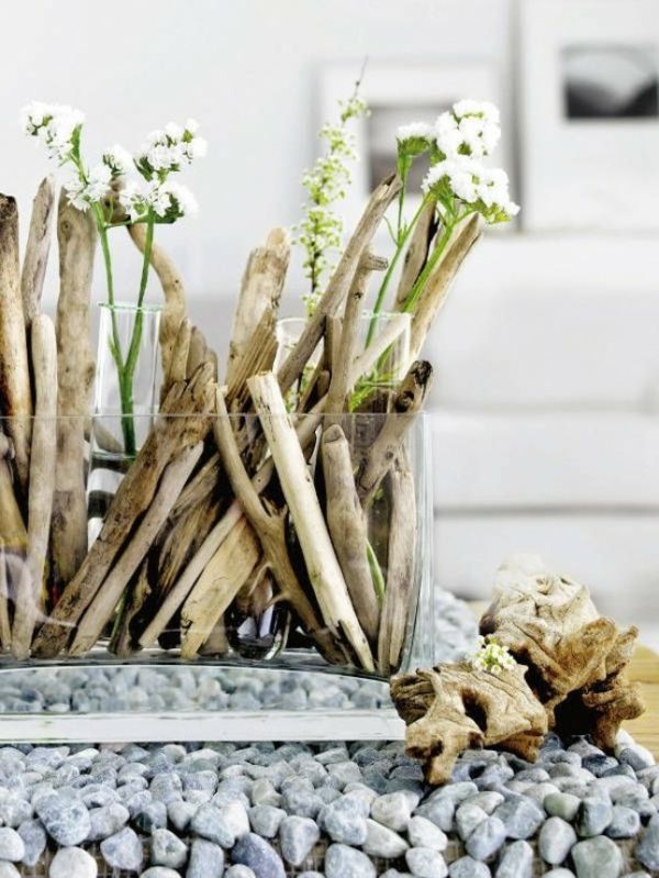 deco driftwood pinner og hvite blomster i glass