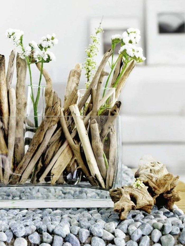 vaze treibholzdeko-sticlă și-flori albe-lemn-mici-steinchen-tischdeko