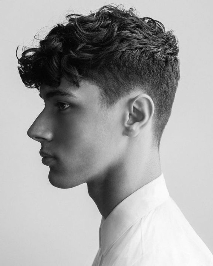 tendência penteados-para-homens-mid-fade-curly-hair-grosso-cabelo-preto-branco-photo-herrenmode