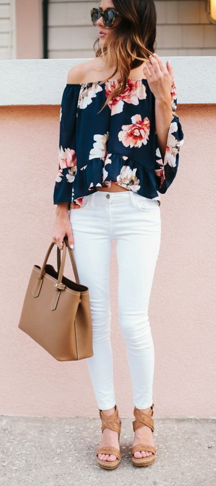 jurk code smart casual vrouw beige tas en sandalen krullend haar kleurrijke blouse bloemen