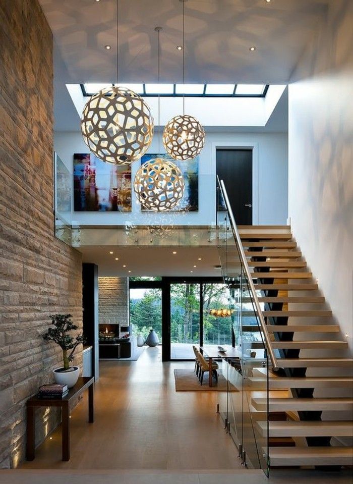laiptų su stiklo turėklai ir elegantiški apartamentai dizaino