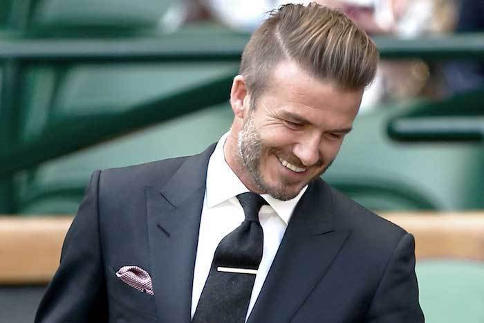 Sidecut David Beckham ha l'aspetto di un blazer da camicia sorriso cravatta