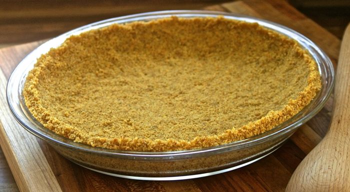 Čokoládový koláč Vegan - Cookie Pie Crust v sklenenej nádobe na drevenej doske na krájanie