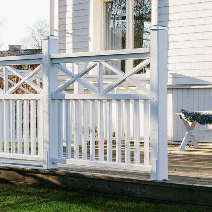 veranda trä hus-vit-och-soliga