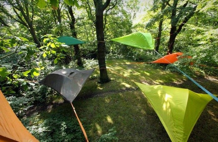 olika camping tält gul-orange, grönt träd tält