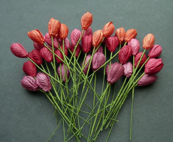 wiele-różowo-czerwonych-tulipanów-rękodzieło - szare tło