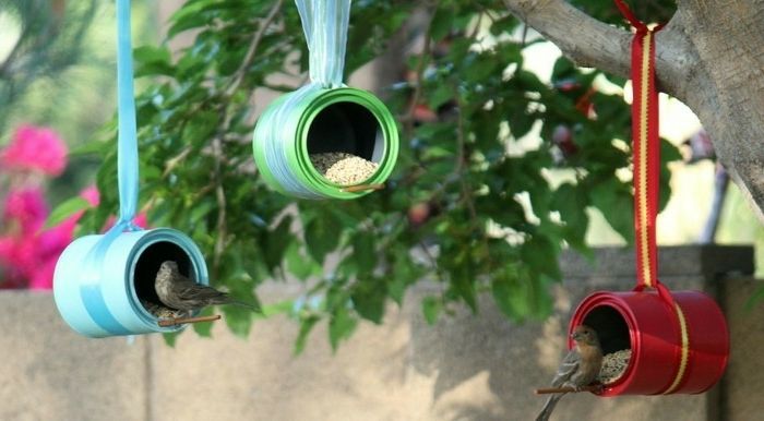 Costruisci casette per uccelli dalle scatolette, appendili con nastri, riempili con semi e semi di girasole