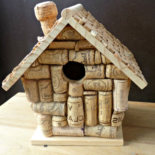 fågel hus-egen-bygga-från-kork på ett träbord