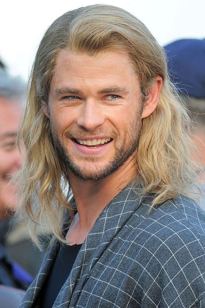 Chris Hemsworth s dlhými blond vlasmi a čiernymi fúzami na akcii