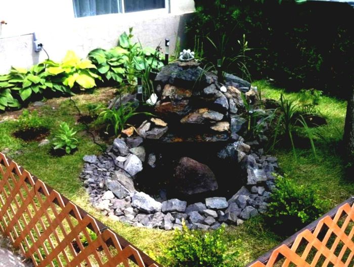 urobiť malú záhradu ľahko udržiavať s rybníkom uprostred