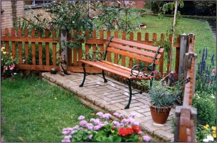 lavice posedenie v záhrade - zelený trávnik veľa farebných kvetov záhrada ľahkú starostlivosť