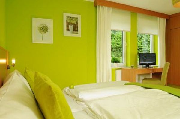 stene-slikanje-ideje-spalnica-v-zeleno-metanje blazine in slike na steni