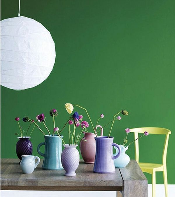 stenska barva jedilnica zelena stenska miza - beli lestenec