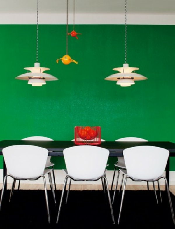 stenske barve ideje za jedilnico zeleno steno in tri bele stole - dve lestenci