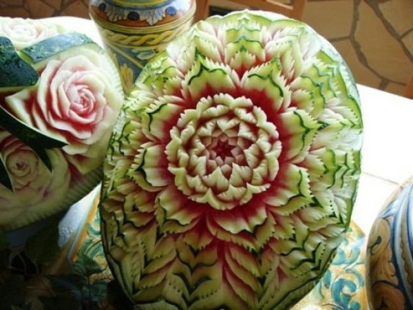 arbuz-sztuka-sdekoideen po stole kwiaty