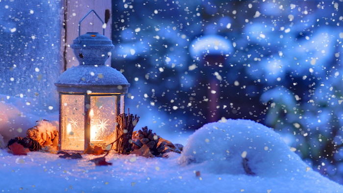 una lanterna e piccoli coni e fiocchi di neve - romantiche immagini invernali