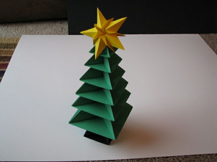 Julpyssel-med-barn-jul-med-en-julstjärna-of-papper