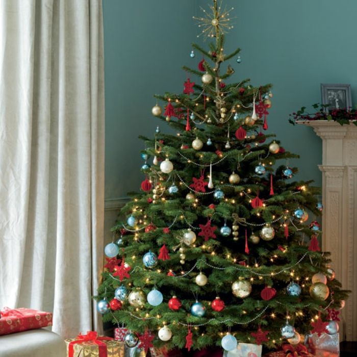 julgran-dekorera-krans-blå vägg