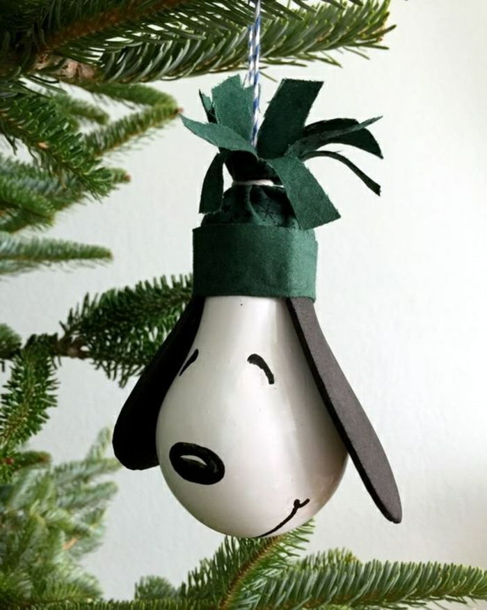 DIY vianočné gule, biely pes s čiernymi ušami a zelená čiapka
