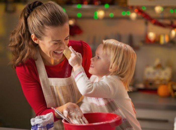 Baby försöker smita mödrarna med mjöl medan du gör julkakor