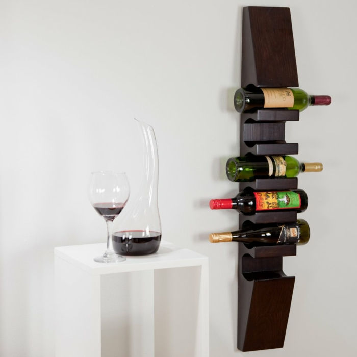 drevený stojan na drevo dlhá polica na uloženie fliaš vína v konkrétnej fľaši predstavujú sklenené víno