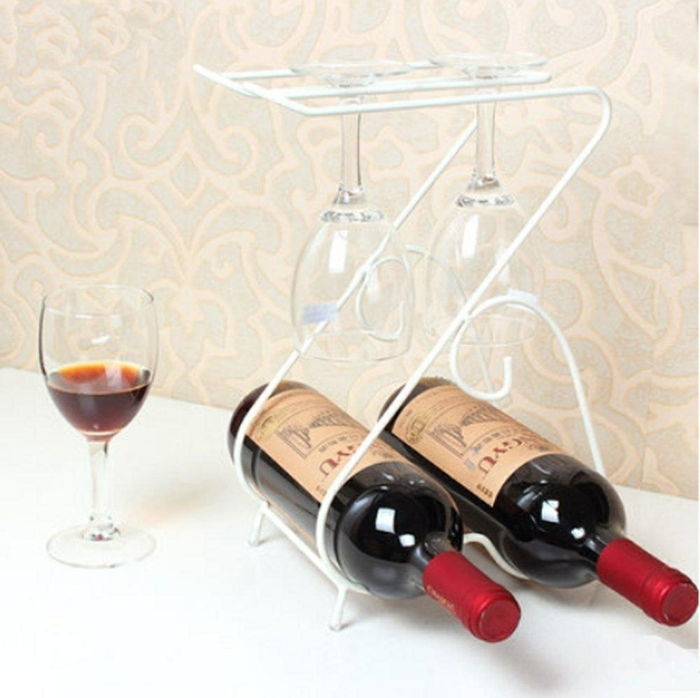 stojan na víno malá variácia na stojan na víno na dve fľaše červená polička na víno vyrobená z kovu s priestorom na okuliare