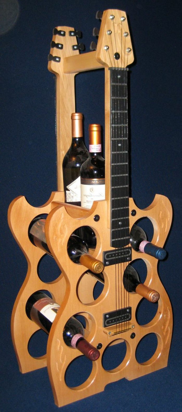 stojan na víno na stenu alebo miestnosť ako výzdobu na rekonštrukciu starej gitary a vyhotovenie skrine z nej