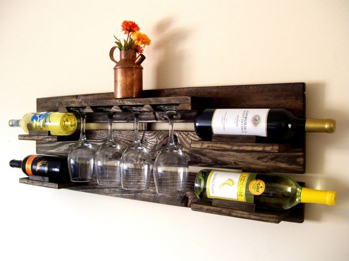 stojan na víno na stenu návrh nápadov na odstránenie žltých fliaš oranžové kvety váza okuliare víno