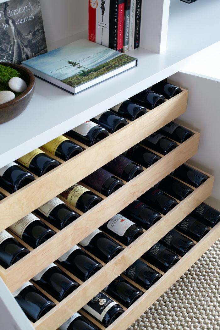 Zásuvky v skrini slúžia na uskladnenie plných fľašiek na víno s červenými vínami zásuviek