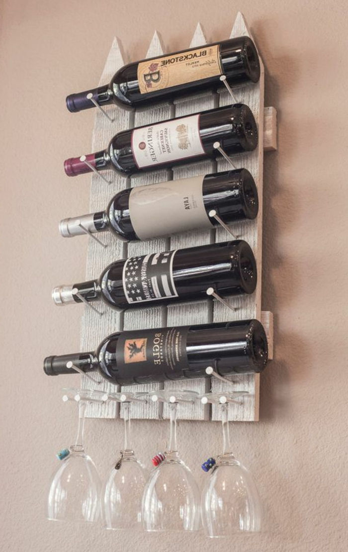 stojan na víno malé ľahké postaviť päť fliaš a štyri poháre na víno nápoje na červenom víne na stenu dal víno