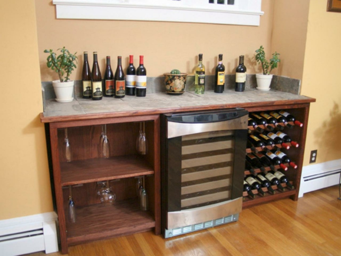špeciálna skrinka na uchovávanie fliaš na víno a poháre na víno skladovať a skladovať chladnejšie