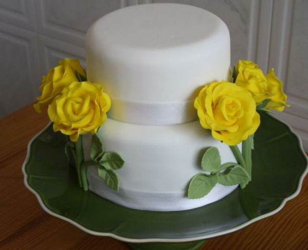 Vit Flervånings-pie-for-bröllop-med-gul-blommor
