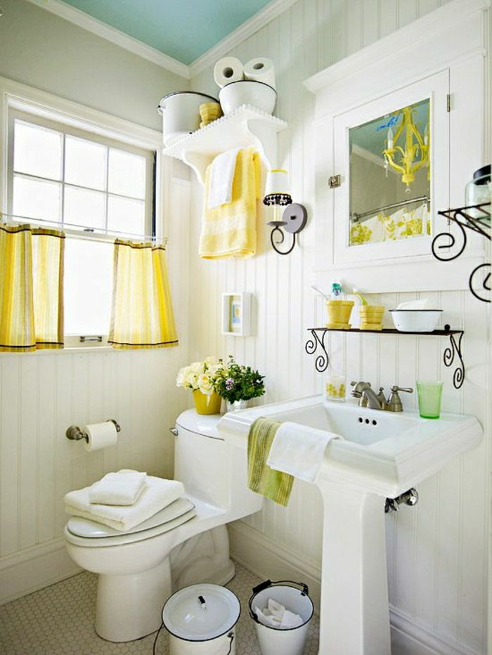 white-kúpeľňa-štýlový dizajn-zeleno-žlté akcenty malé okno žlté záclony