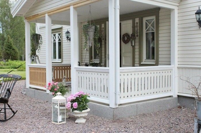 white-trä-house-with-veranda-trädgård dekoration land stil