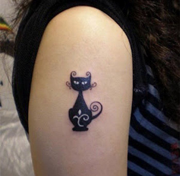 kolejny pomysł na mały tatuaż czarnego kota - tutaj jest ręka z tatuażem