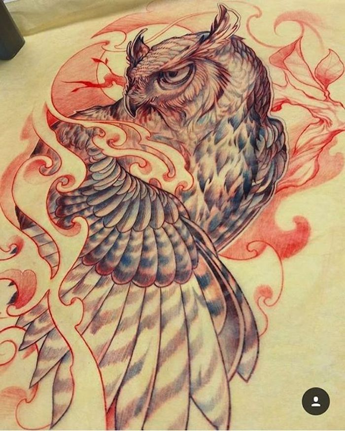 un tatuaggio rosso con un uhu rosso con lunghe piume blu e rosse