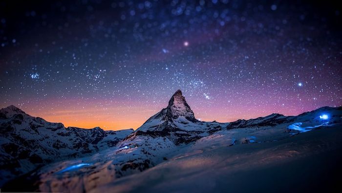 belle immagini invernali - un cielo blu con molte stelle bianche - montagne invernali con la neve
