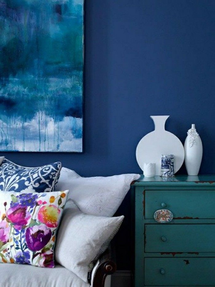 wnderschönes levande-in-the-wall-färg petrol blå stor vit soffa