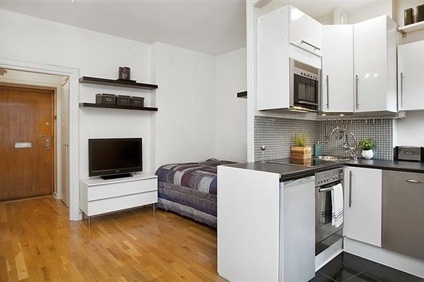 hem-för-små-lägenhet-säng-bredvid-köket - vita väggar