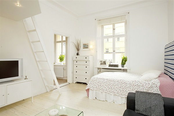 hem-för-liten-lägenhet-vacker-vit-vardagsrum - en vit trappa