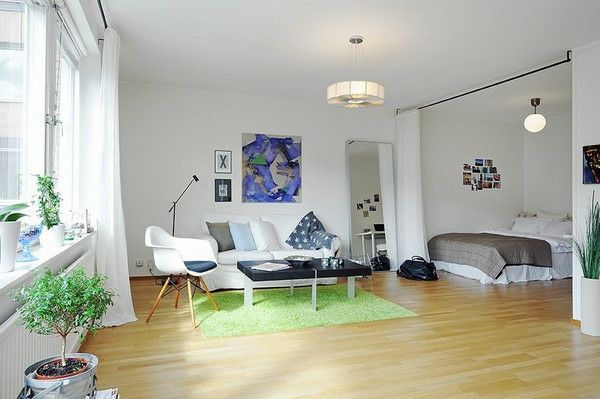 hem-för-små-lägenhet-vit-vardagsrum - intressant bild på väggen
