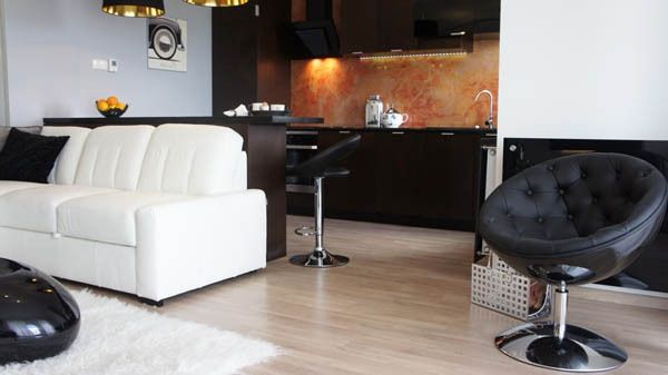 wohnideen-by-small-lägenhet vardagsrum-med-en-vit-soffa-and-a-black-stol