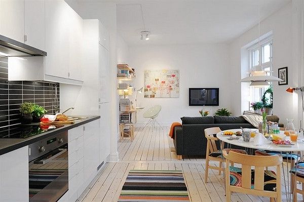hem-för-små-lägenhet-rum-med-en-liten-bord-vita väggar