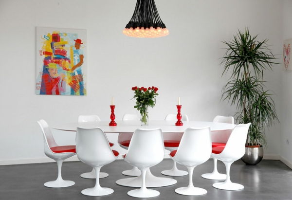 flatskjerm-dekorere-spisestue-med-en-hvitt bord og-med-hvite-stoler