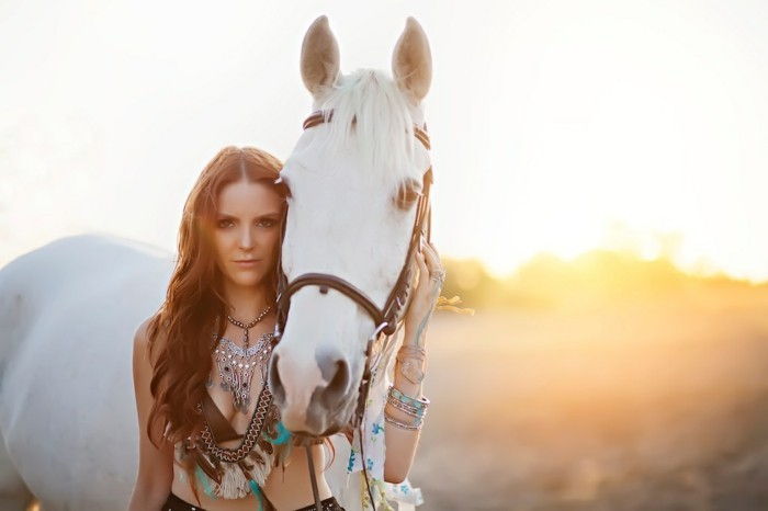 vakker-ung-kvinne-next-a-glamorøse-hvitt-hest