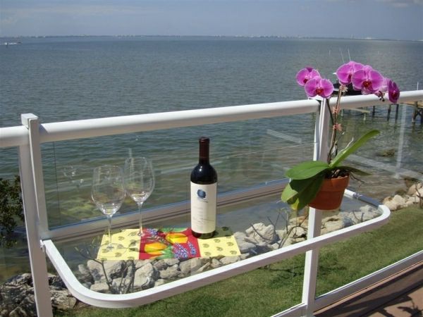vakker-moderne utseende-table-for-balkong-interessant-design-og-vakre utseende of-terrasse-