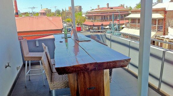 vakker-moderne utseende-table-for-balkong-interessant-look