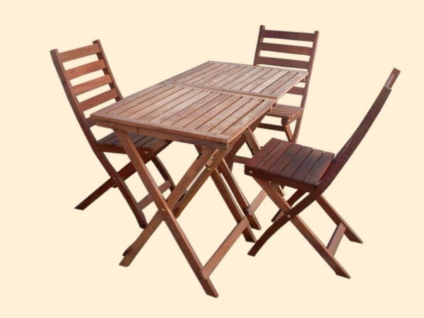 vakker-moderne utseende-table-for-balkong-interessant-tre-modell-med-stoler-hvit-bakgrunn