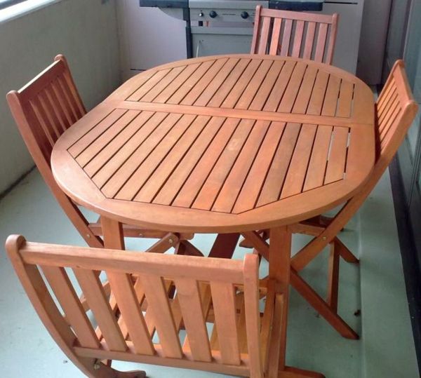 vakker-moderne utseende-table-for-balkong-formet oval-modell-med-stoler
